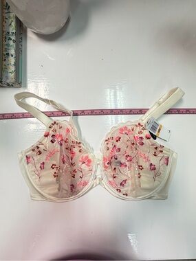 Paramour Embroidered Floral Underwire Bra in Cream and Pink